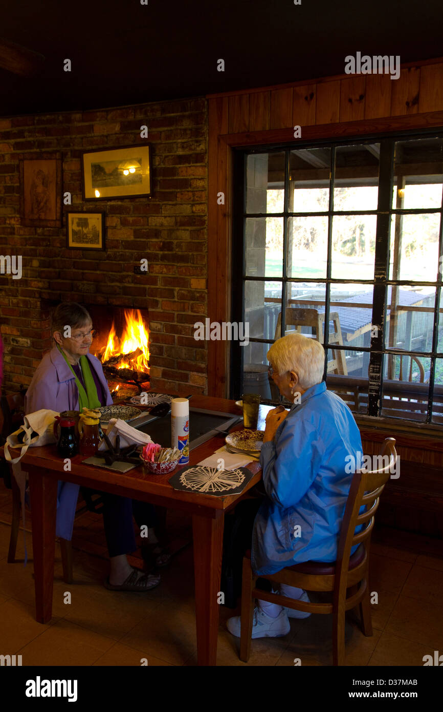 Tischplatte Grillplatten in alten spanischen Sugar Mill Restaurant, nördlich von Deland, FL Stockfoto