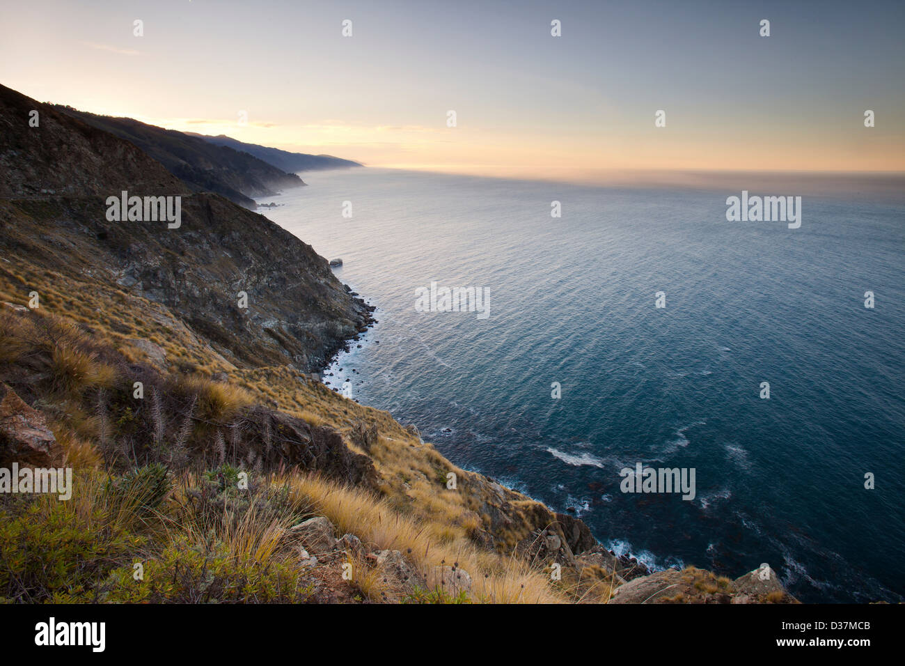 Felsige Küste und Wasser Stockfoto