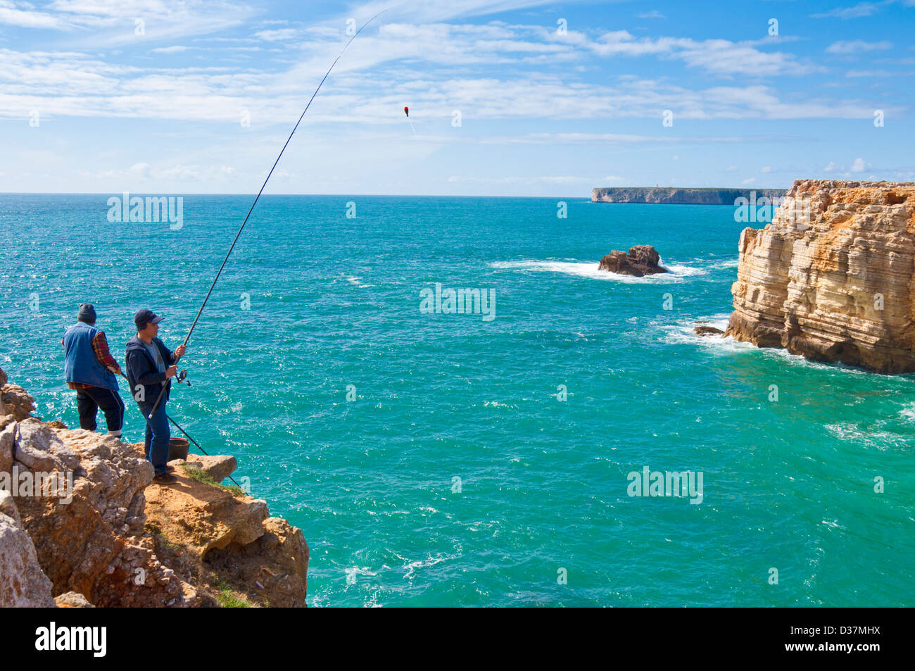 zwei Fischer Angeln von den Klippen in eine gefährliche Lage hoch über dem Ozean bei Carrapateira Algarve Portugal EU Europe Stockfoto zwei Fischer Angeln von den Klippen in eine gefährliche Lage hoch über dem Ozean bei Carrapateira Algarve Portugal EU Europe Stockfoto