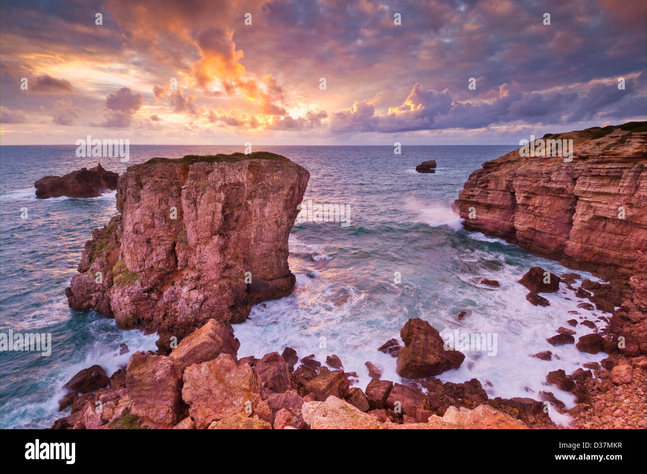 Stürmischer Himmel bei Sonnenuntergang mit Flut und Brandung in Carrapateira Costa Vincente, Atlantikküste der Algarve, Portugal EU Europa Stockfoto
