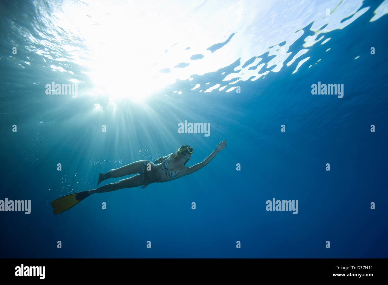 Frau unter Wasser Schnorcheln Stockfoto