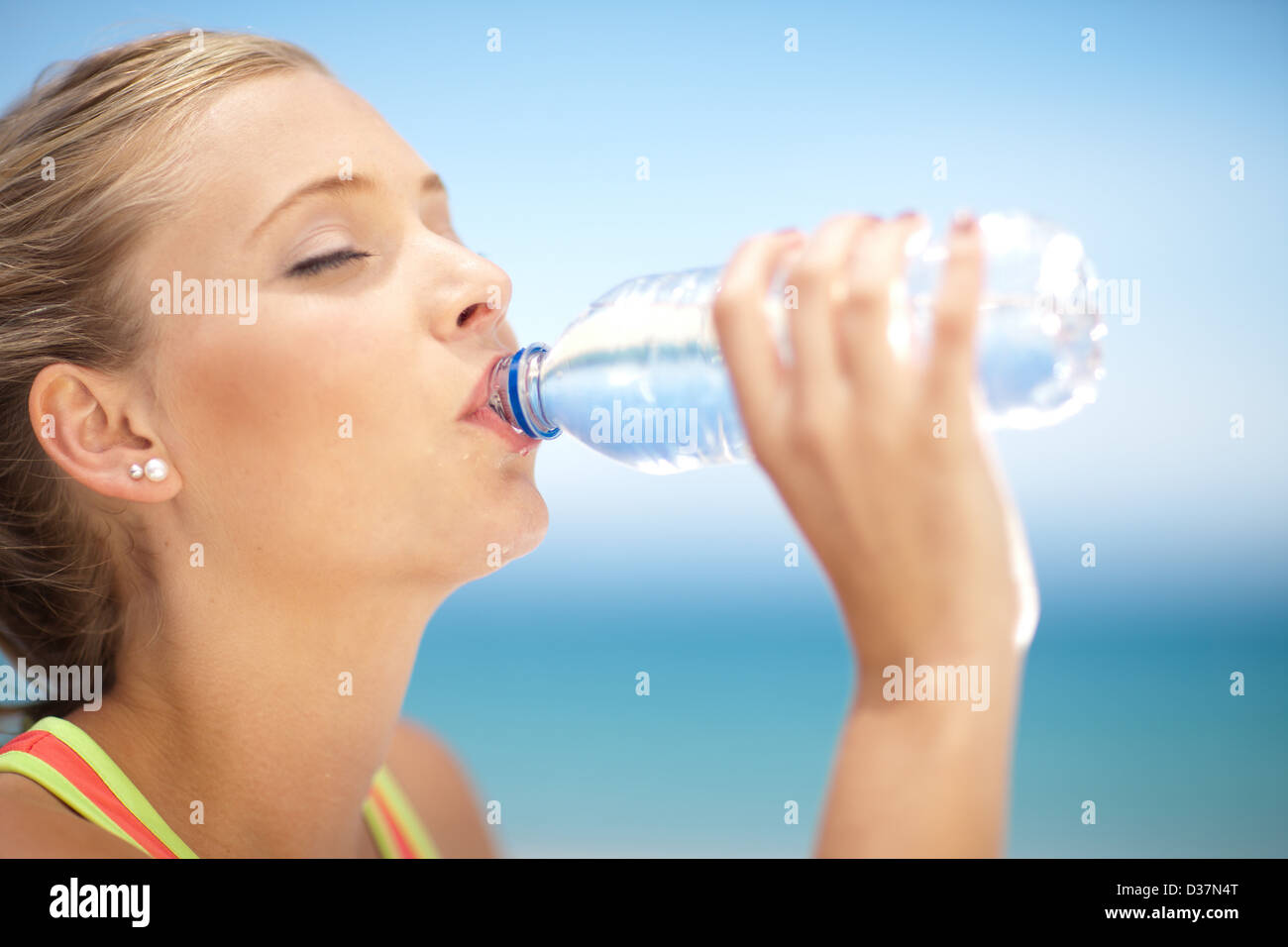Frau Trinkwasser Flasche im freien Stockfoto
