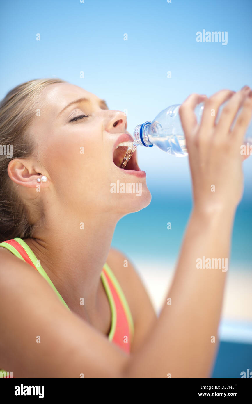 Frau Trinkwasser Flasche im freien Stockfoto