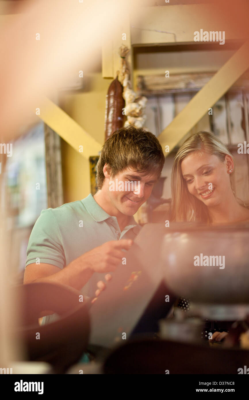 Paar zusammen einkaufen im Secondhand-Laden Stockfoto
