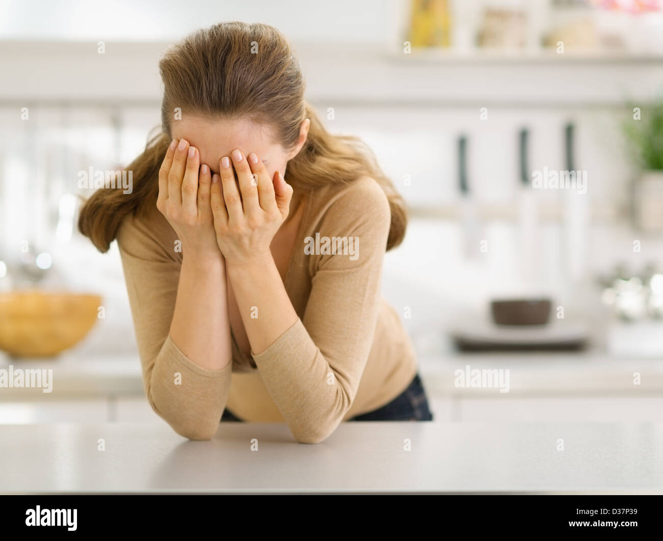 Junge Frau in der Küche betont Stockfoto