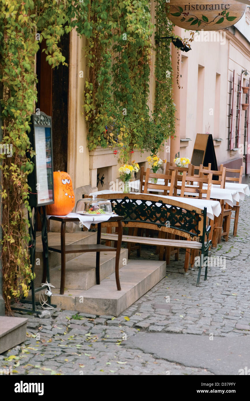 Restaurant Tische auf der Straße mit grünen Blättern an den Wänden und Fenstern Stockfoto