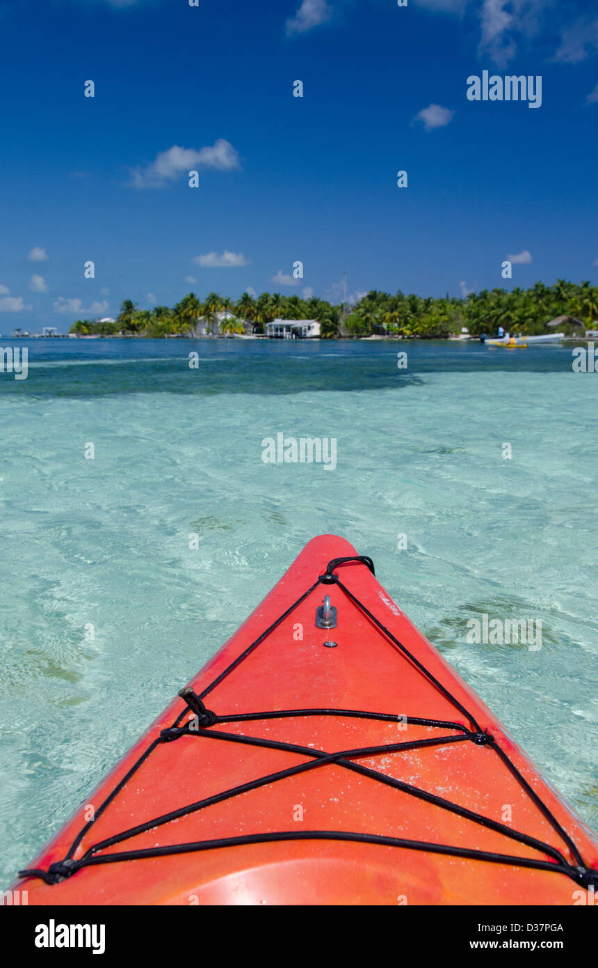 Belize, Karibik, Bezirk Stann Creek, Southwater Cay. Kajakfahren in den klaren Gewässern vor der Küste der Insel. Stockfoto