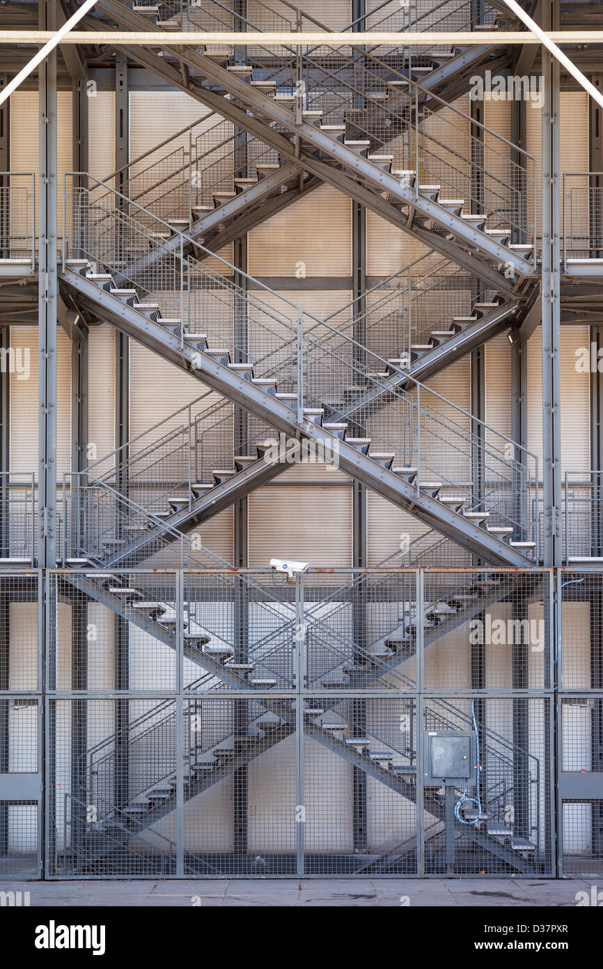 Geschoren Treppen an der Außenseite des Centre Georges Pompidou, Paris Frankreich Stockfoto