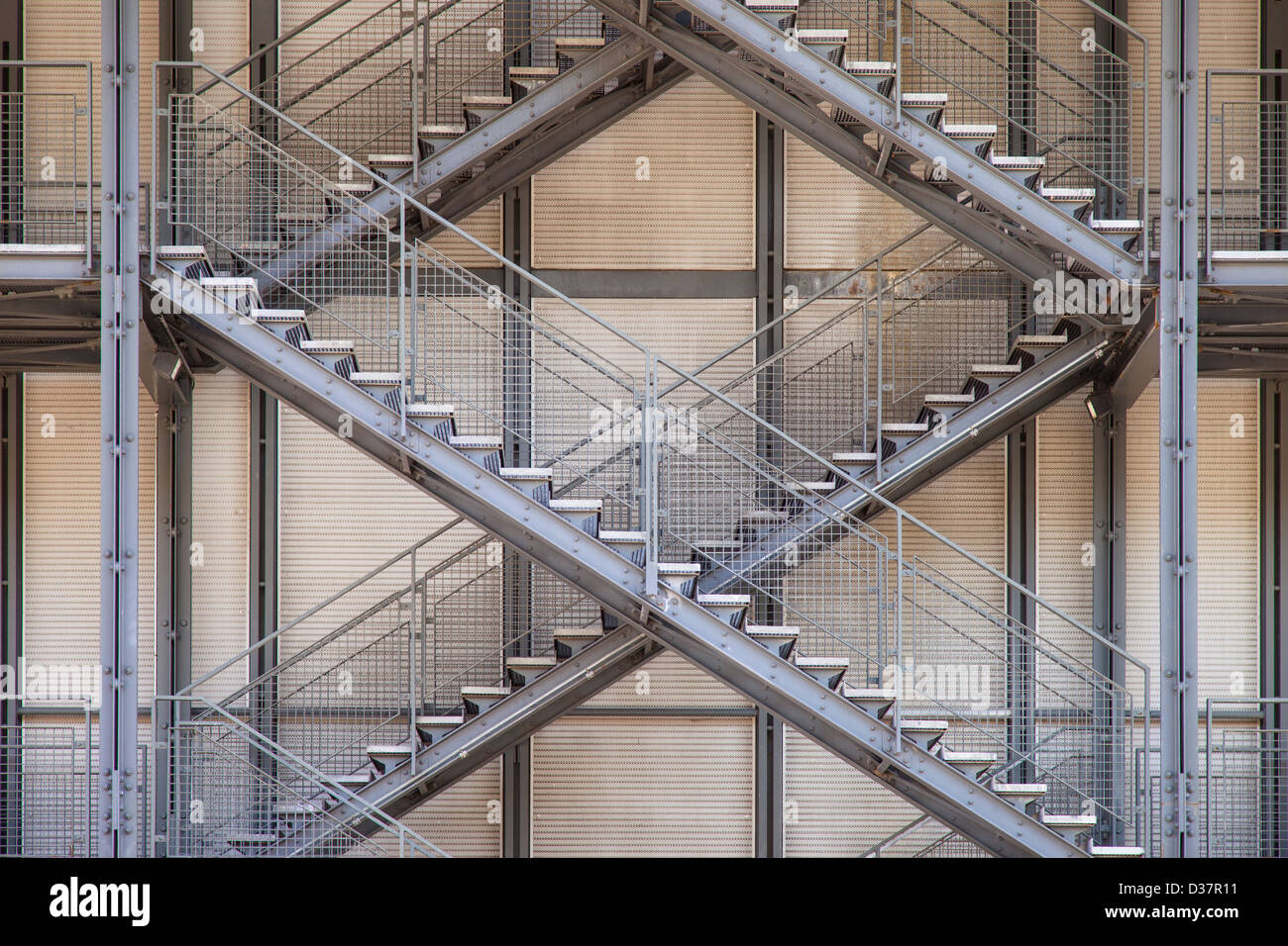 Geschoren Treppen an der Außenseite des Centre Georges Pompidou, Paris Frankreich Stockfoto