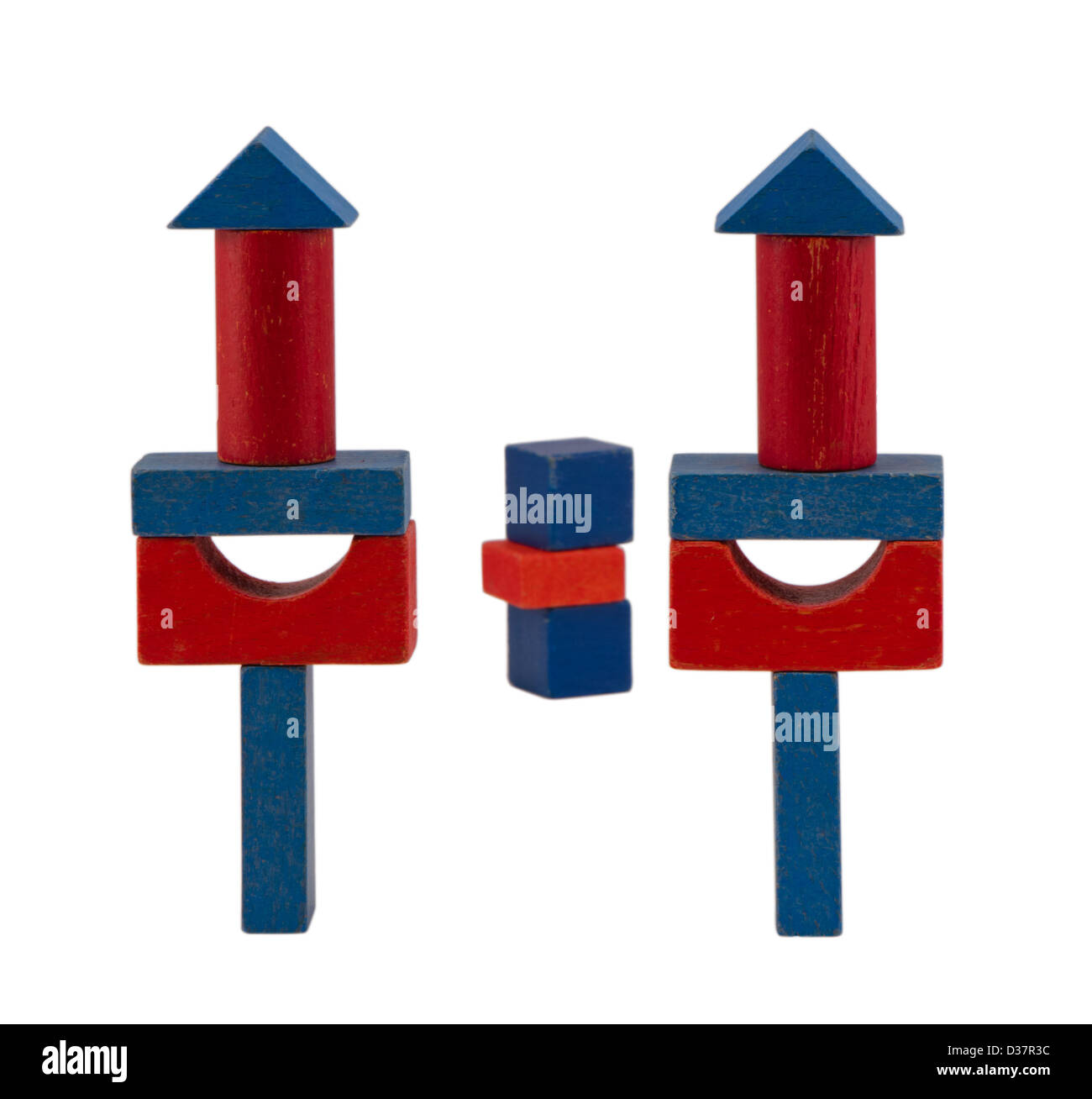 rot blau Holzscheit Spielzeug Turm Konstruktionen Stand isoliert auf weißem Hintergrund Stockfoto