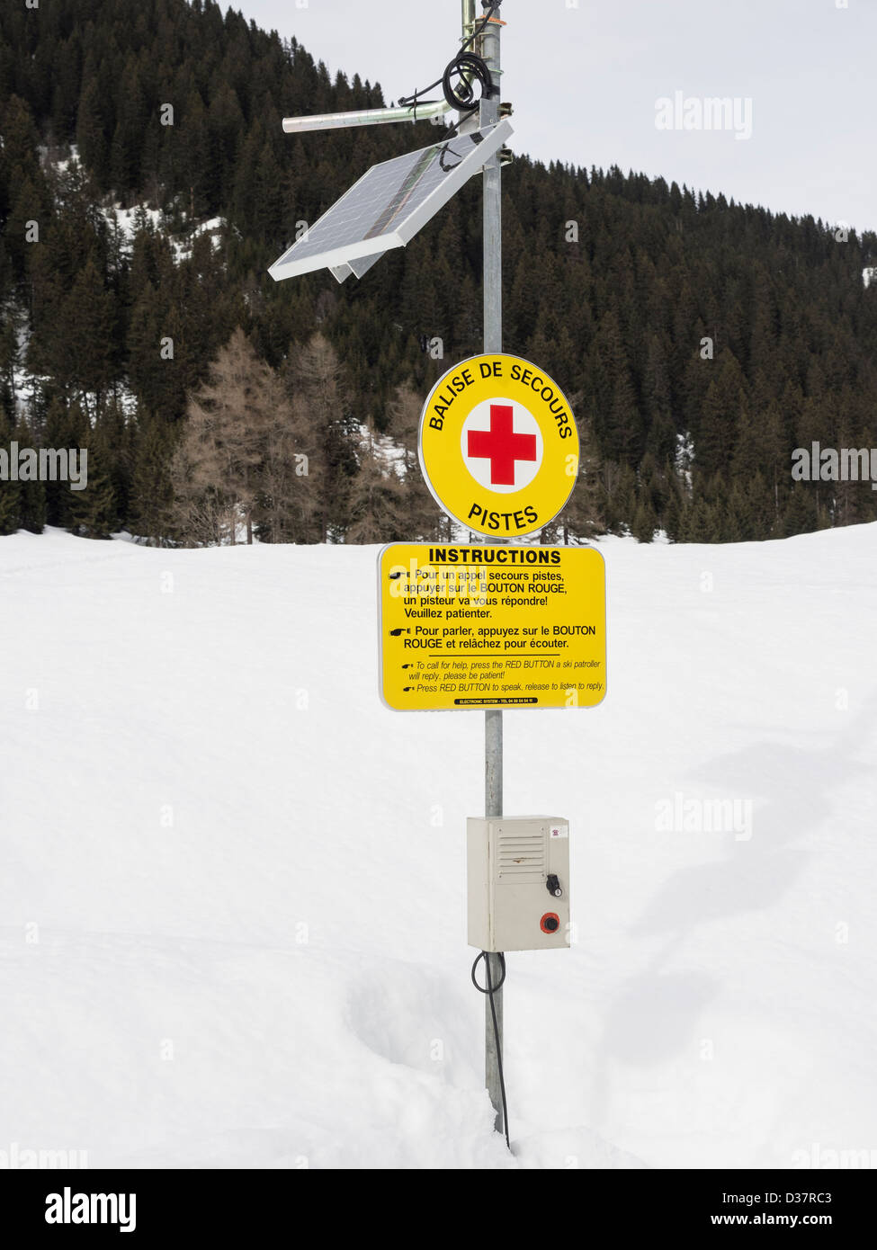 Solar powered Notruftelefon, ski-Patrouille auf Les Cascades Schnee Piste im Skigebiet Le Grand Massif in Französische Alpen, Frankreich Stockfoto