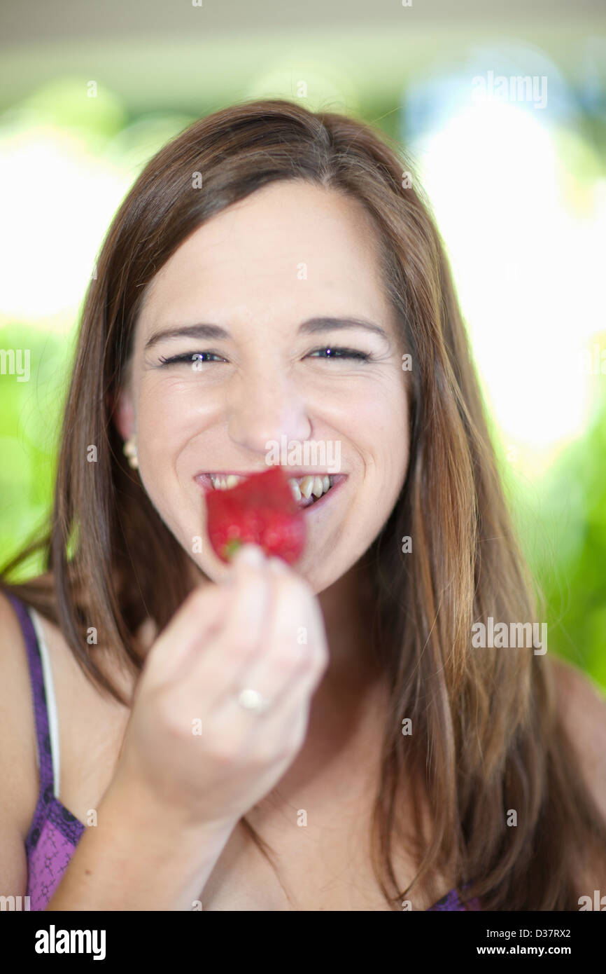 Frau Obst im Freien zu essen Stockfoto