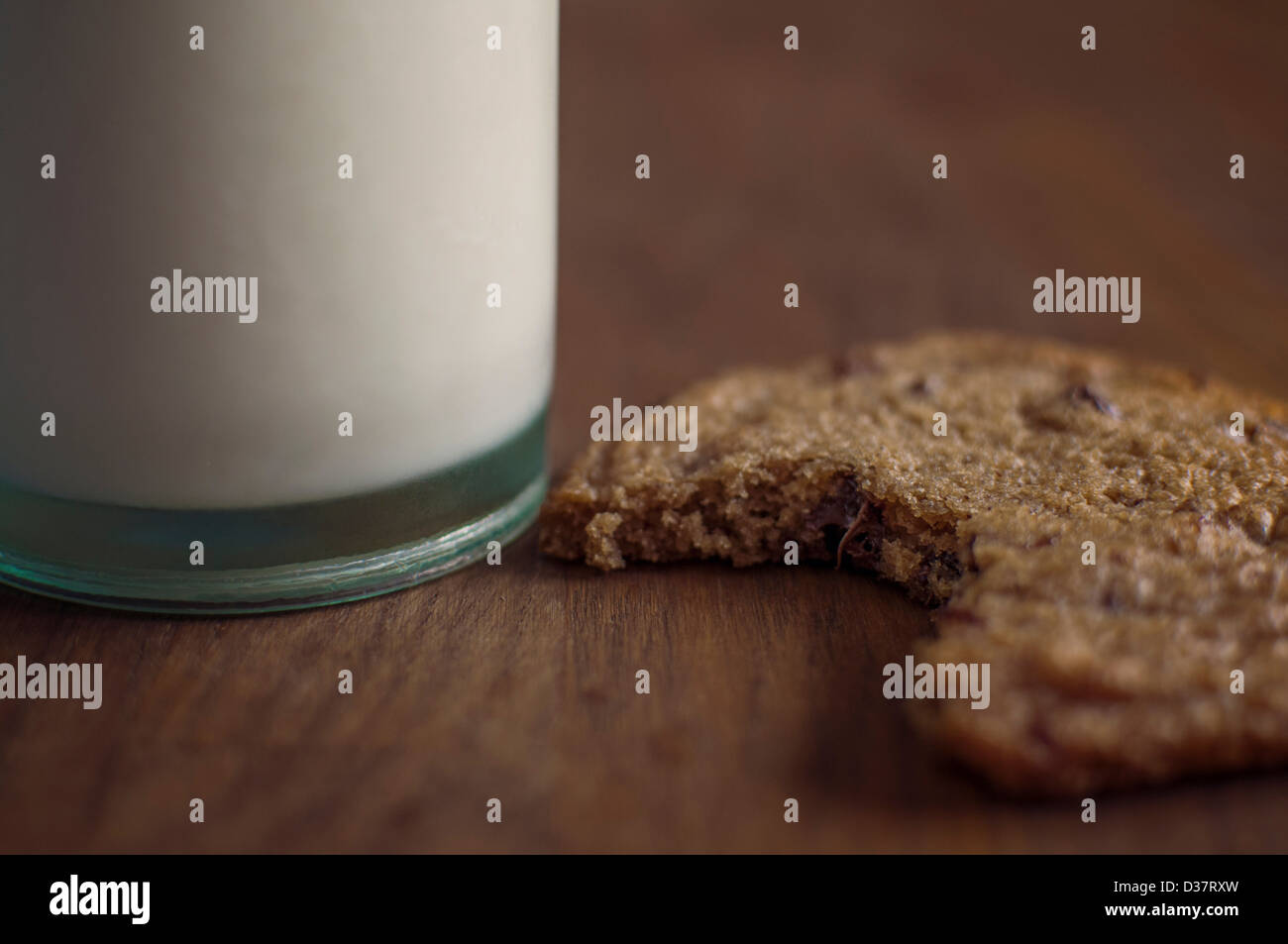 Chocolate Chip Cookie mit Milch Stockfoto