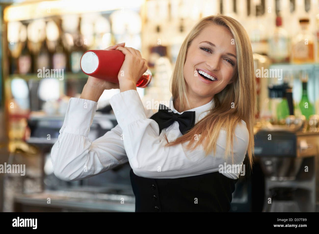 Dänemark, Aarhus, junge weibliche Barkeeper mit cocktail-shaker Stockfoto