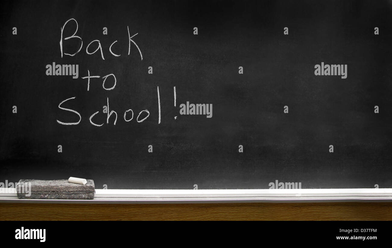 Tafel mit zurück zur Schule in weißer Kreide geschrieben Stockfoto