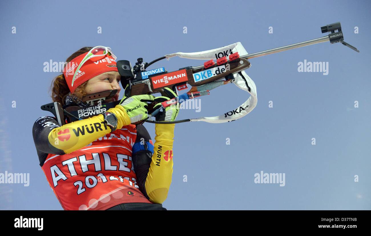 Deutsche Biathletin Praktiken Laura Dahlmeier auf dem Schießstand bei den Biathlon-Weltmeisterschaften 2013 in Nove Mesto Na Morave, Tschechische Republik, 12. Februar 2013. Foto: Martin Schutt Stockfoto