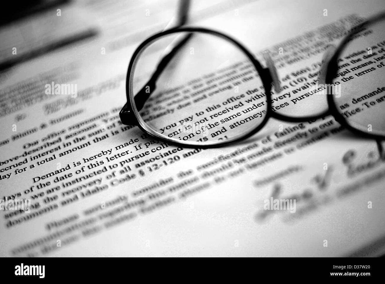 Nahaufnahme der Brillen auf Geschäftsdokument mit Unterschrift Stockfoto