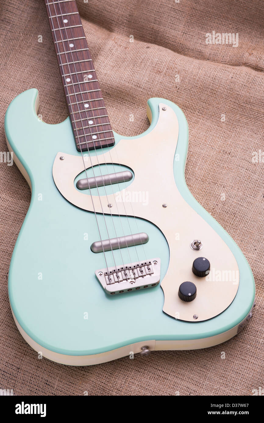 Danelectro baby blue e-Gitarre auf eine hessische Säckchen mit weiche natürliche Beleuchtung. Stockfoto