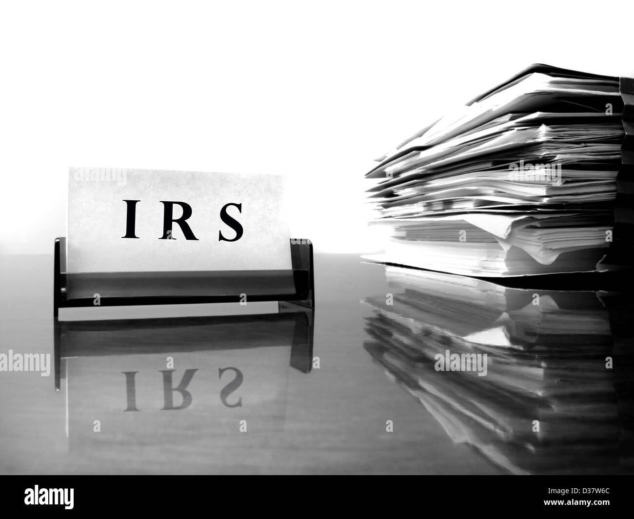 IRS-Karte auf Schreibtisch mit Steuerakten Stockfoto