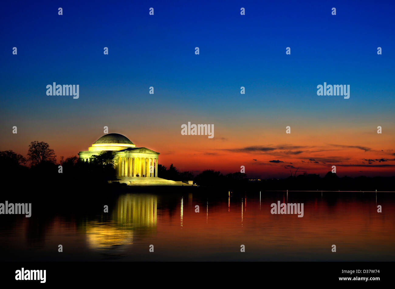 Jefferson Monument spiegelt sich im Wasser bei Sonnenuntergang in Washington, D.C. Stockfoto