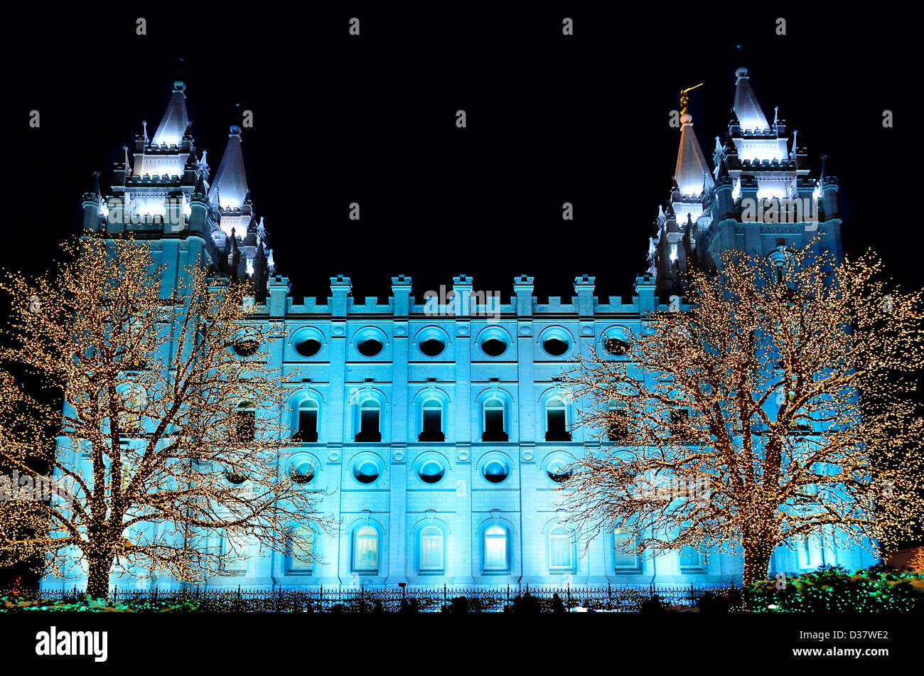 Tempelplatz in Salt Lake City Weihnachtsbeleuchtung auf Bäumen und Türme Stockfoto