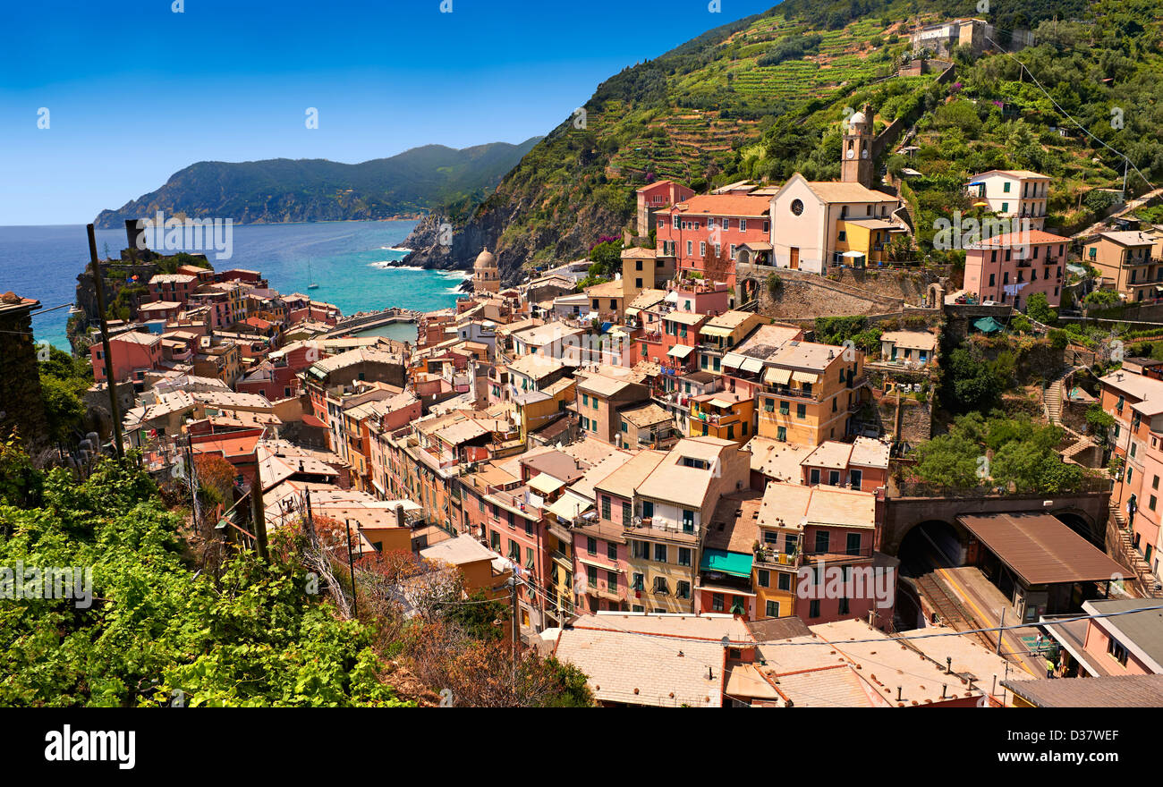 Foto von bunten Fischerhäusern der Hafen von Vernazza bei Sonnenaufgang, Nationalpark der Cinque Terre, ligurische Riviera, Italien. Stockfoto