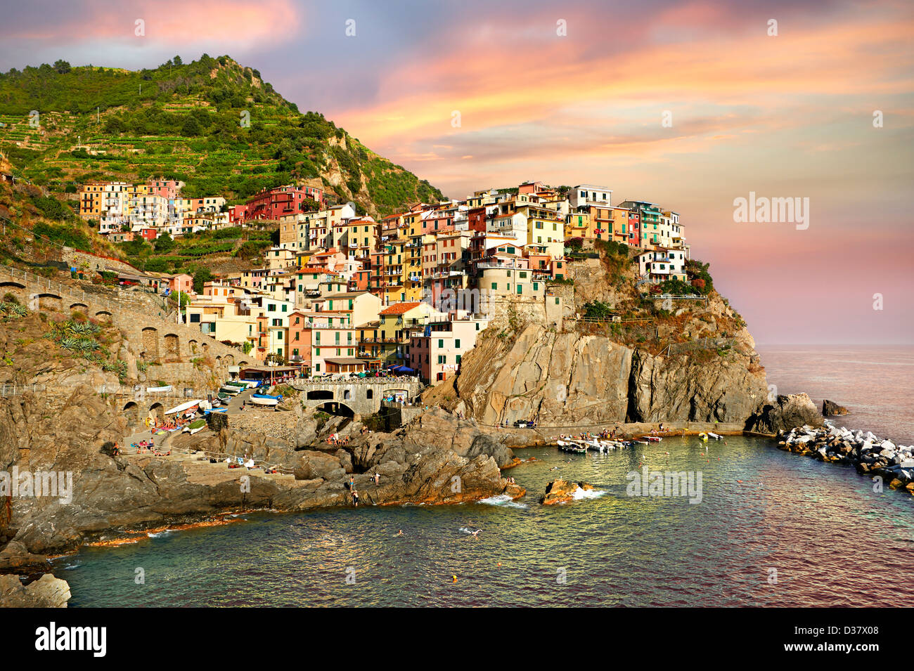 Foto von der Fischerei Hafen von Manarola bei Sonnenuntergang, Nationalpark Cinque Terre, Ligurien, Italien Stockfoto