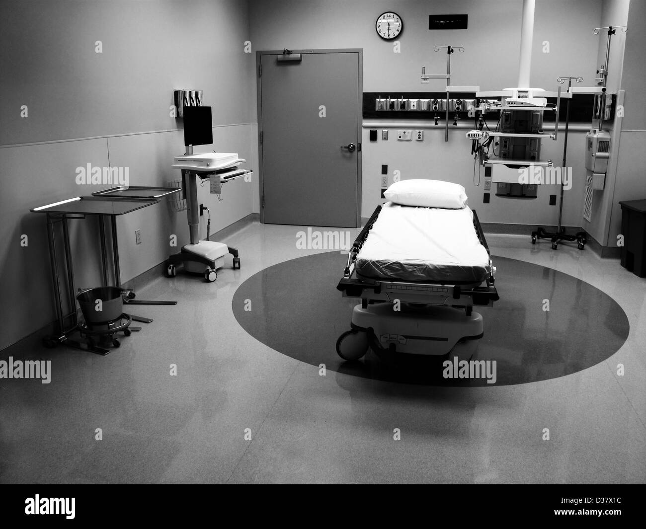 Krankenzimmer und Bett mit medizinischen Geräten Stockfoto