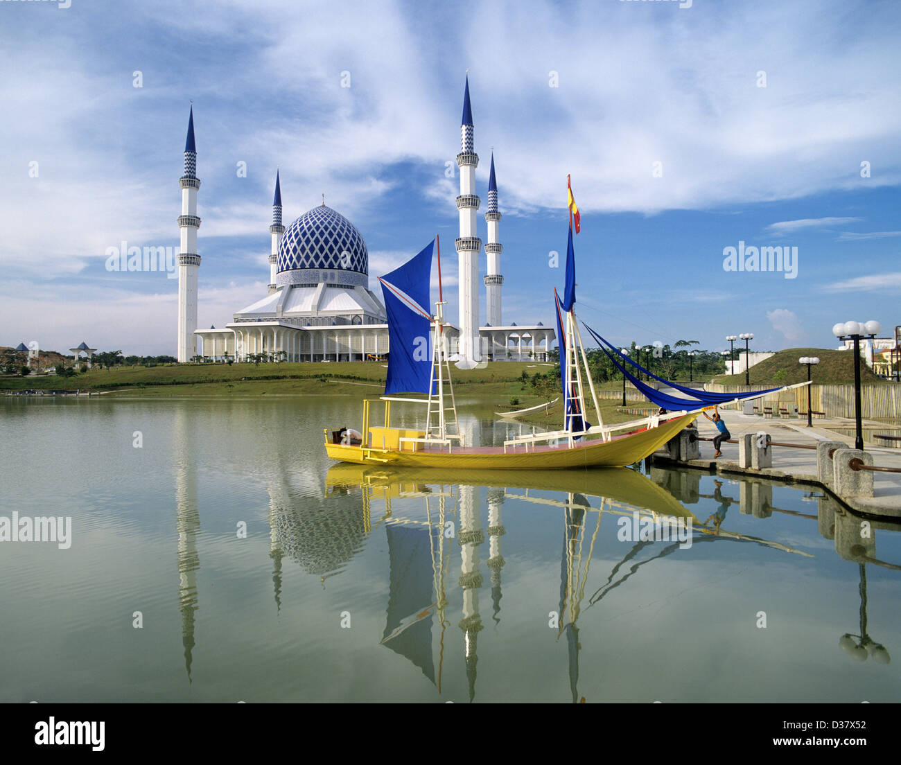 Malaysia, Selangor, Sha Alam, Abend Blick auf Selangor State Moschee Masjid Sultan Salahuddin Aziz Shah. Stockfoto