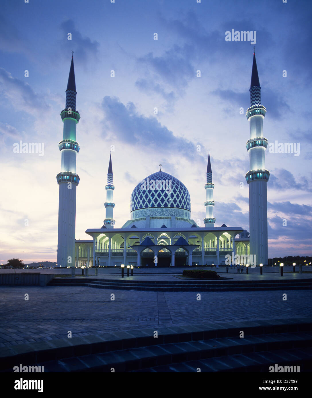 Malaysia, Selangor, Sha Alam, Abend Blick auf Selangor State Moschee Masjid Sultan Salahuddin Aziz Shah. Stockfoto