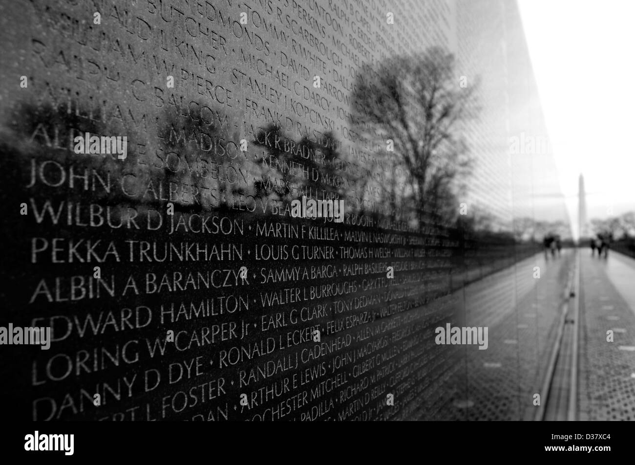 Vietnam Memorial mit Washington Monument im Hintergrund Stockfoto