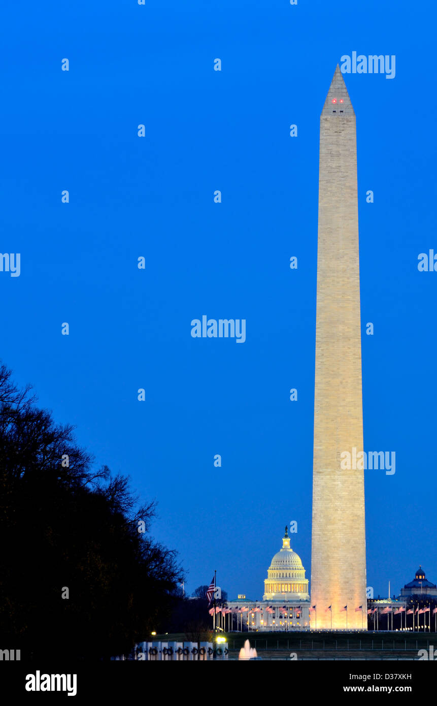 Washington Monument mit US-Kapitol-Gebäudes im Hintergrund Stockfoto