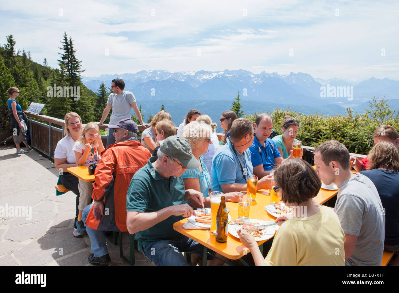 Menschen Essen im Restaurant, Hertzogstand, Bayern, Deutschland Stockfoto