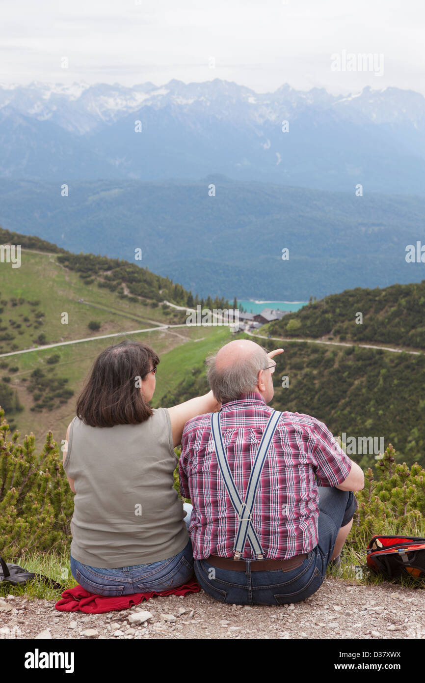 Altes Ehepaar betrachten vom Herzogstand, Bayern, Deutschland Stockfoto