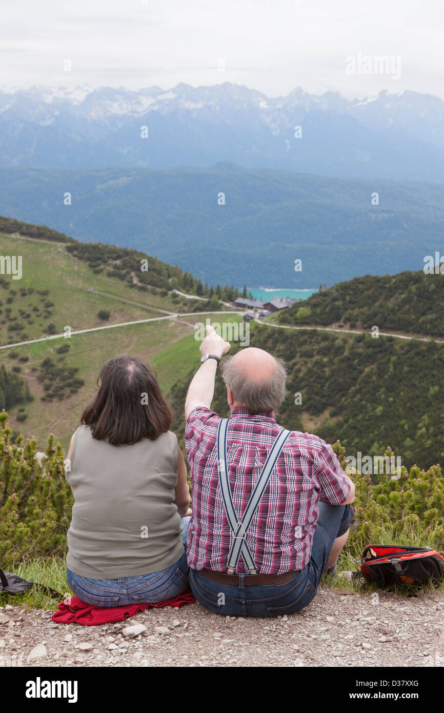 Altes Ehepaar betrachten vom Herzogstand, Bayern, Deutschland Stockfoto
