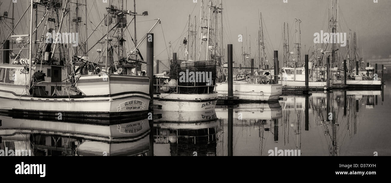 Boote mit Nebel in Newport Harbor. Oregon Stockfoto