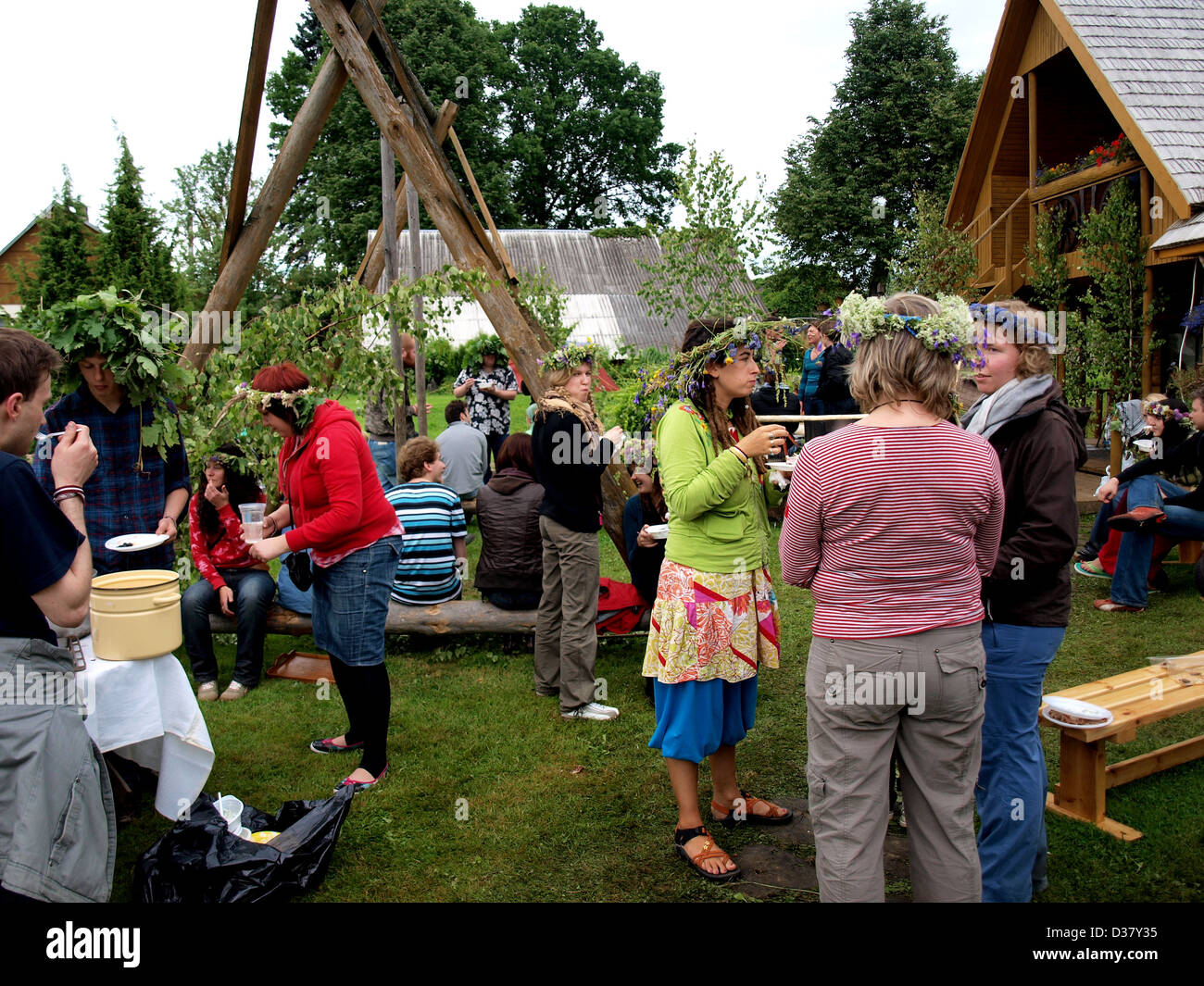 Letten mit Sommerwildblumen Kranz und nationalen Folklore-Kostüme während der Sommersonnenwende Feier in Lettland, Baltikum, Europa. Stockfoto