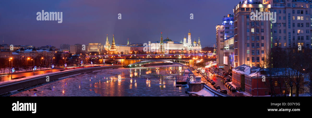 Panorama des Moskauer Kreml, Theater von Vielzahl und Moskau-Fluss im Winter Stockfoto