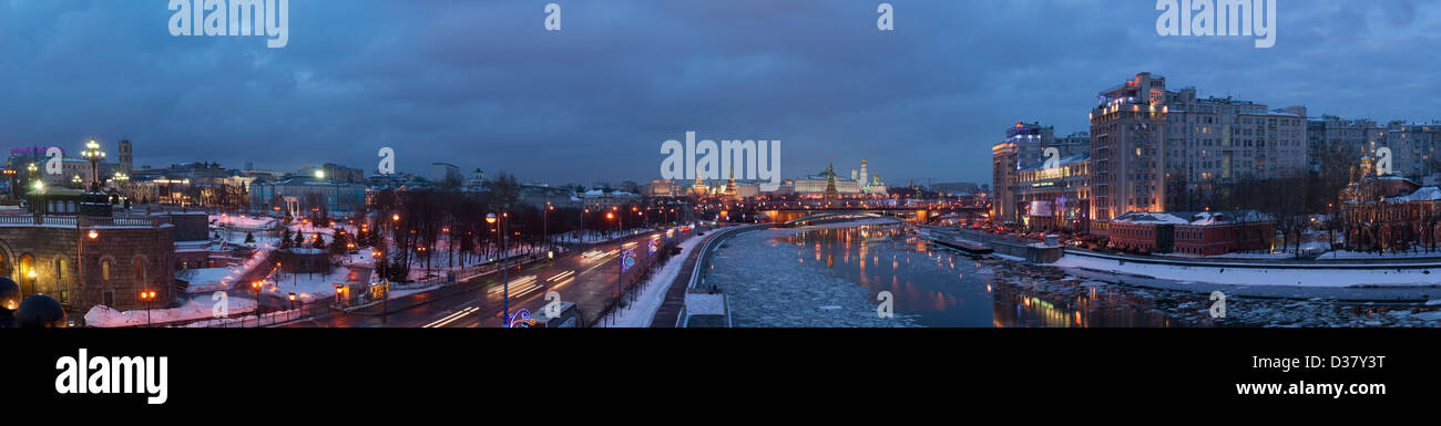 Panorama des Moskauer Kreml, Theater von Vielzahl und Moskau-Fluss im Winter Stockfoto