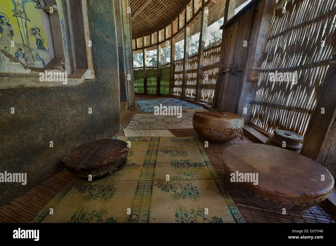 Detail einer Passage in einer koptischen Kirche mit Trommeln verwendet in heiligen Riten, Awash NP, Äthiopien Stockfoto