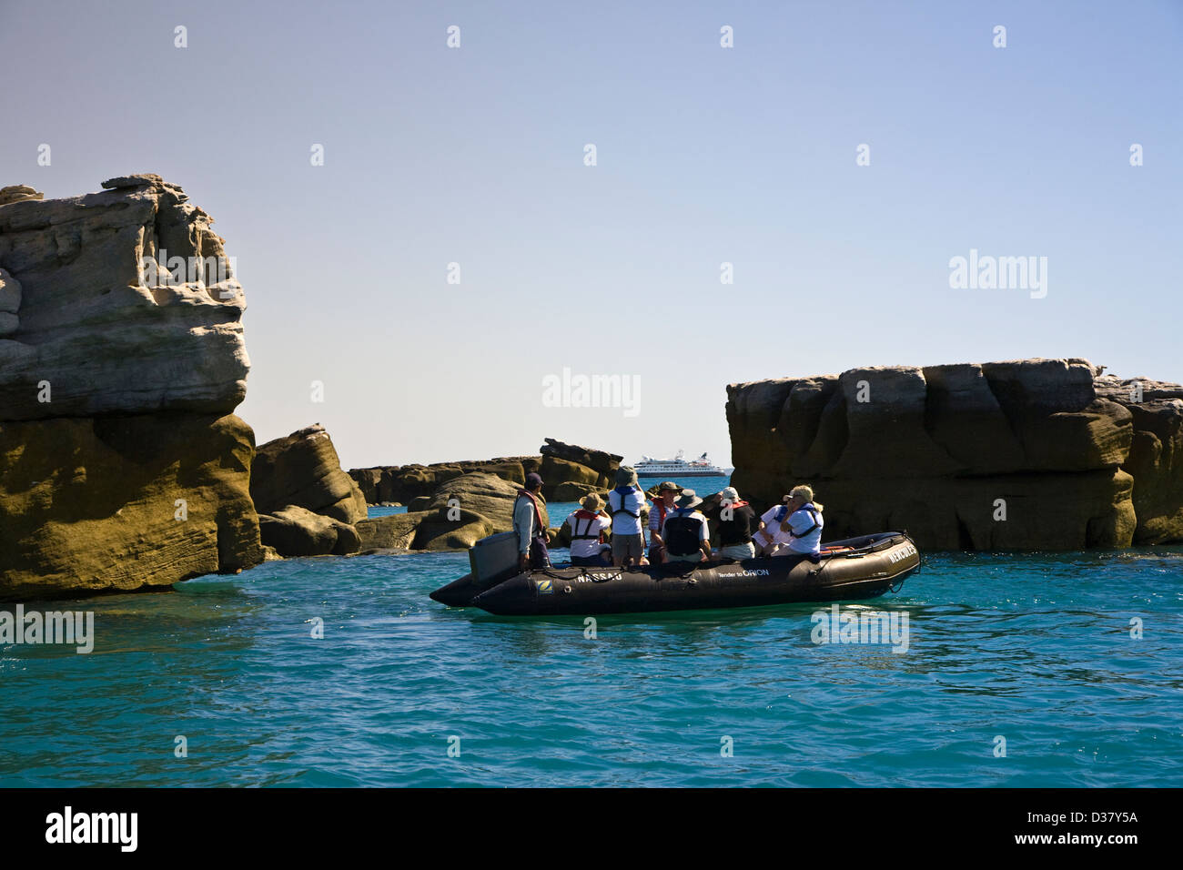 Gäste aus dem Aussie Expedition Kreuzer Orion nähern Bigge Insel während einer Kreuzfahrt entlang der Kimberley Küste von W. Australia Stockfoto