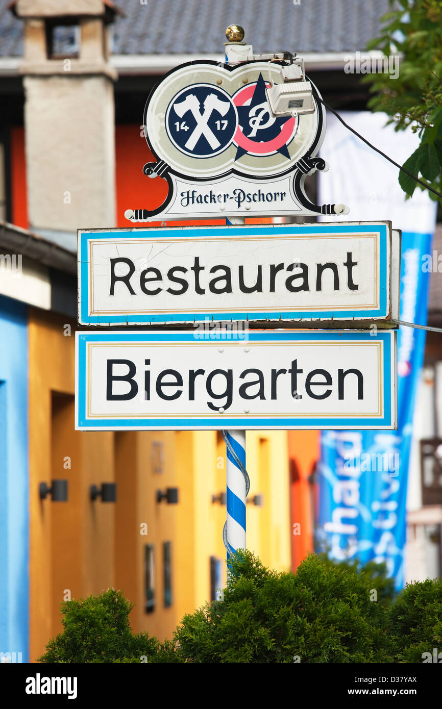 Biergarten-Schilder, Garmisch-Partenkirchen, Oberbayern, Bayern, Deutschland Stockfoto