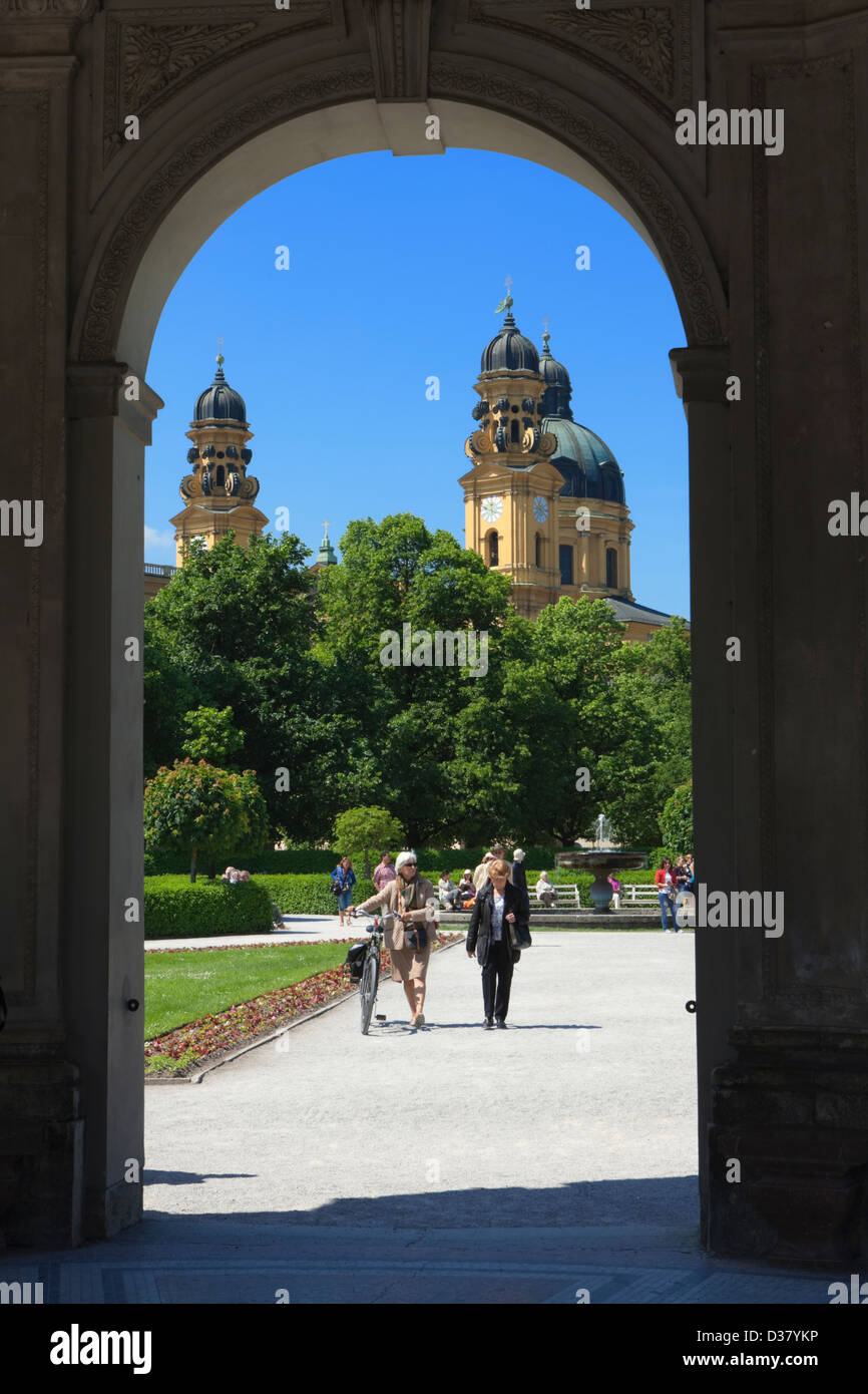 Theatinerkirche aus dem Tempel der Diana, Hofgarten, München, Bayern, Deutschland Stockfoto