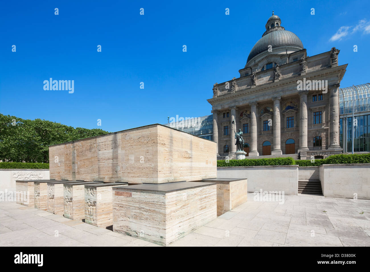 Krieg-Denkmal und bayerische Staatskanzlei, Hofgarten, München, Bayern, Deutschland Stockfoto