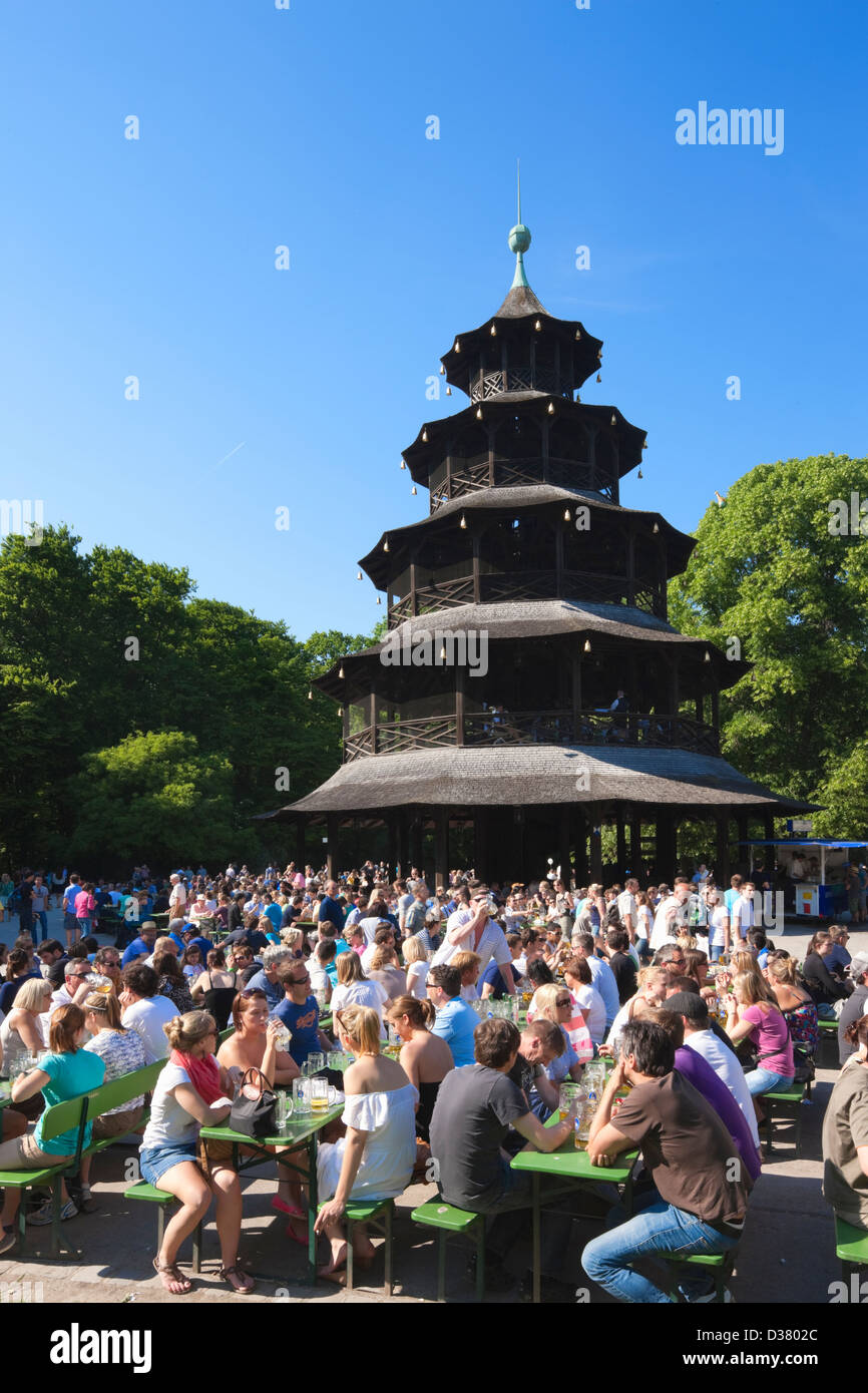 Menschen trinken im Biergarten der chinesische Turm, Englischer Garten, München, Bayern, Deutschland Stockfoto