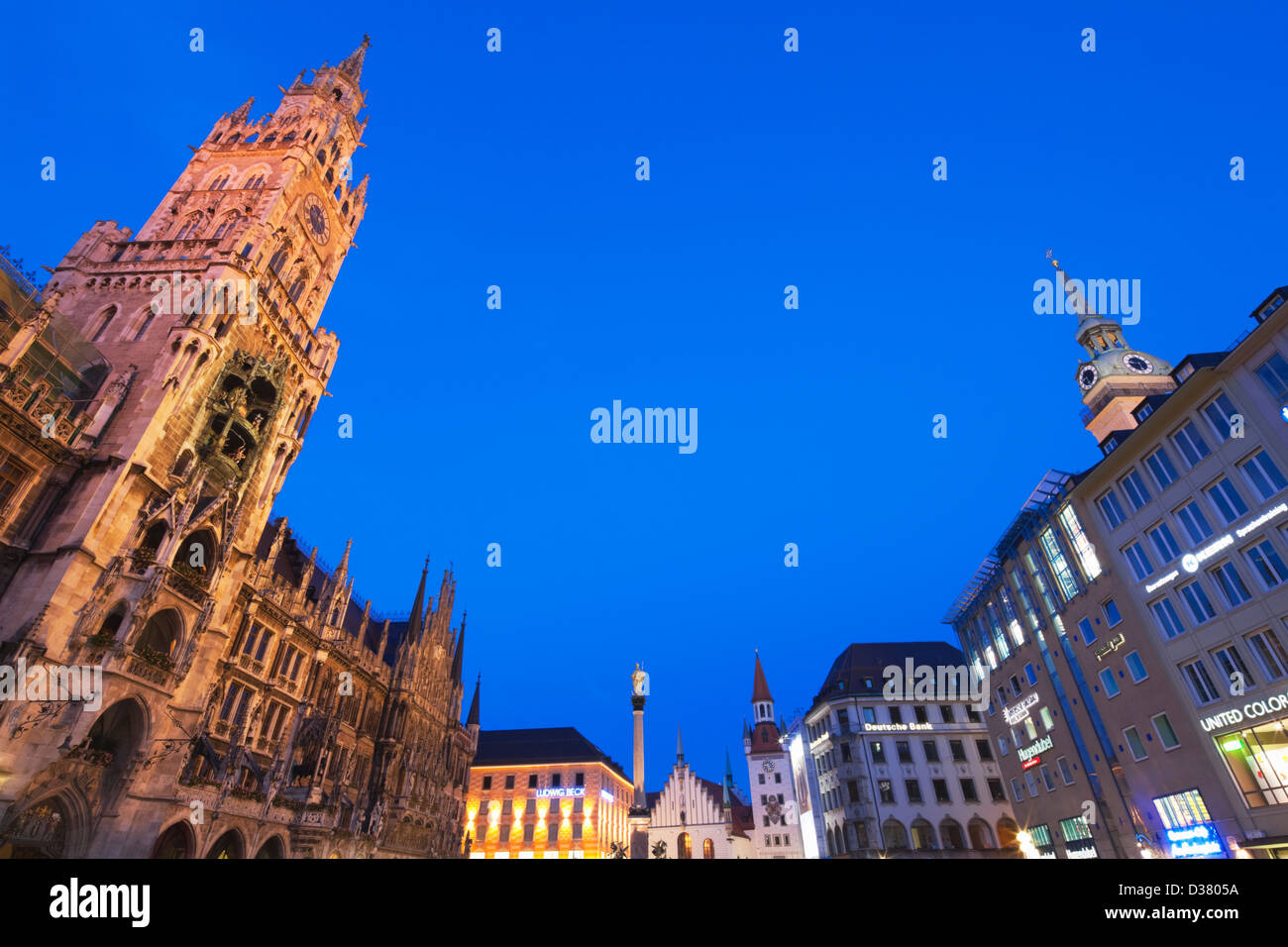 Marienplatz und Neues Rathaus in der Abenddämmerung, München, Bayern, Deutschland Stockfoto