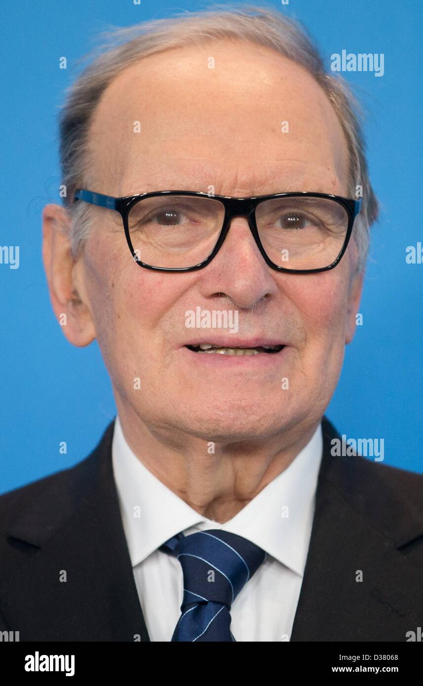 Italienischer Komponist Ennio Morricone stellt bei einem Fototermin für den Film "The Best Offer" während der 63. jährlichen internationalen Filmfestspiele Berlin, in Berlin, Deutschland, 12. Februar 2013. Der Film wird in der Sektion Berlinale Special Gala auf der Berlinale vorgestellt. Foto: Michael Kappeler/dpa Stockfoto