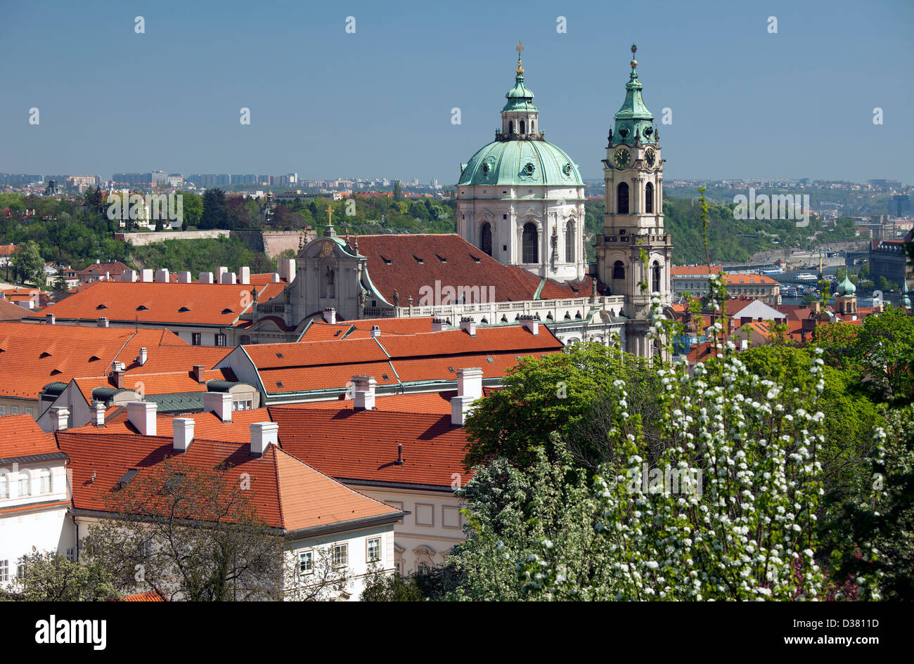 Prag - Panoramablick mit St. Nikolaus-Kathedrale und Kleinseite Stockfoto