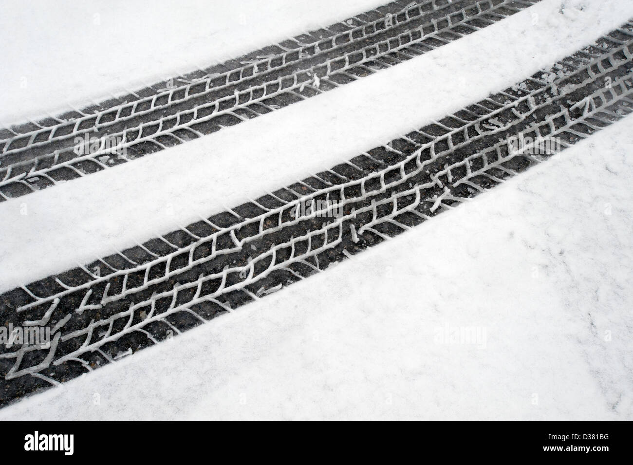 Winter Reifenspuren (Marken) im Schnee Stockfoto