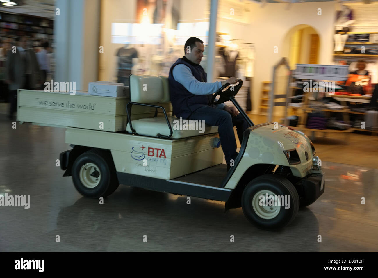 Istanbul, Türkei, Elektro-Autos von BTA Catering am Atatürk International Airport Stockfoto